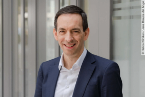 Zum 1. September wird Christian Pawlu COO für Fresenius Helios insgesamt und verantwortet künftig die Umsetzung strategischer Initiativen, die Geschäftsentwicklung und Investitionsentscheidungen für die gesamte Care-Provision-PlattformFoto: Helios Kliniken / Jens Braune del Angel