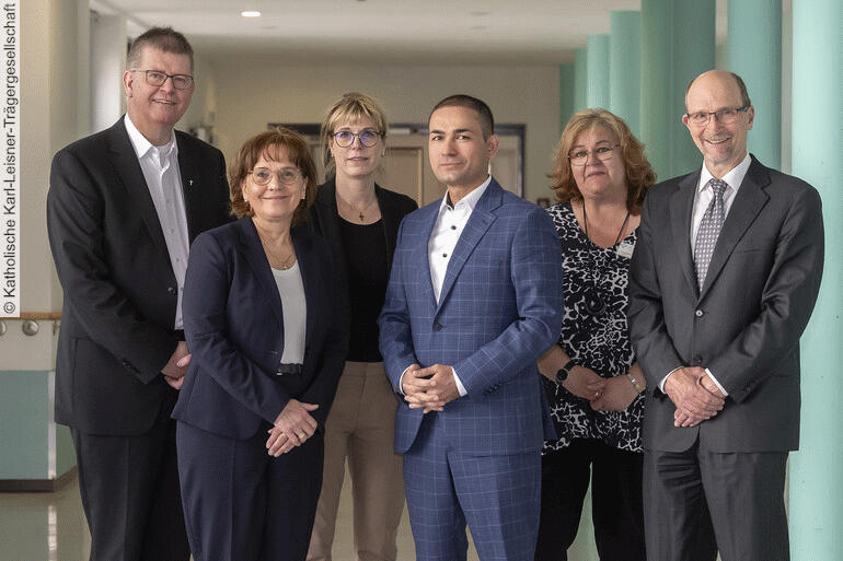 KKLE-CEO Sadık Taştan (m.) gemeinsam mit (v.l.) Propst Johannes Mecking (stellv. Vorsitzender des Aufsichtsrates und Kuratoriums KKLE), Dr. Sabine Kisselbach (CFO KKLE), Ina Wegner (Pflegedirektorin KKLE), Andrea Grotelaers (Vorsitzende MAV Katholisches Karl-Leisner-Klinikum), Prof. Dr. Volker Runde (Ärztlicher Direktor Katholisches Karl-Leisner-Klinikum).Foto: KKLE