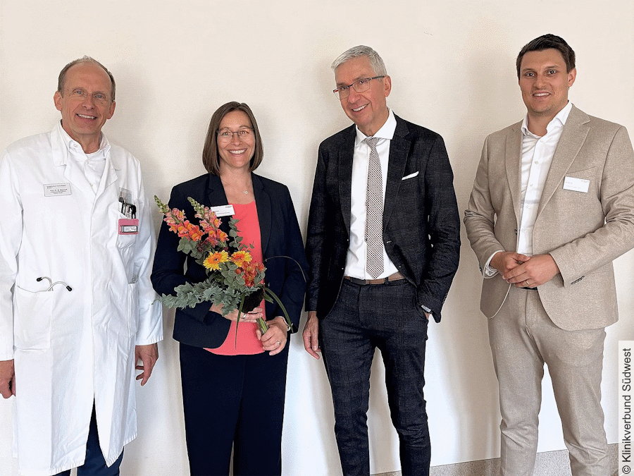 Christina Fritza mit (von links) Prof. Dr. med. Martin Oberhoff, ärztlicher Direktor der Kliniken Calw, Alexander Schmidtke, Geschäftsführer des KVSW, und Marcel Bordt, Krankenhausdirektor Calw Bildnachweis: Klinikverbund Südwest