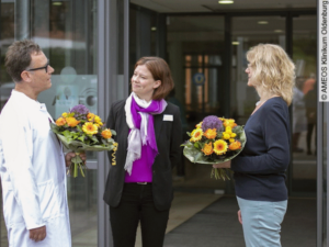 Dr. Ulrike Hammad-Greiff übernimmt als Ärztliche Direktorin am AMEOS Klinikum Oldenburg vom bisherigen Amtsinhaber Dr. Andreas Jakobeit; in der Mitte Krankenhausdirektorin Lena Radtke Foto: Ameos