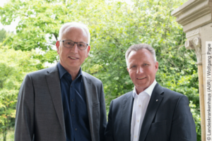 Martin Engelhardt (links) ist neuer Kaufmännischer Direktor der RMF; Dr. Thorsten Junkermann (rechts) bleibt als stellv. Geschäftsführer und Regionaldirektor Nord tätig.Foto: Landeskrankenhaus (AöR) / Wolfgang Pape
