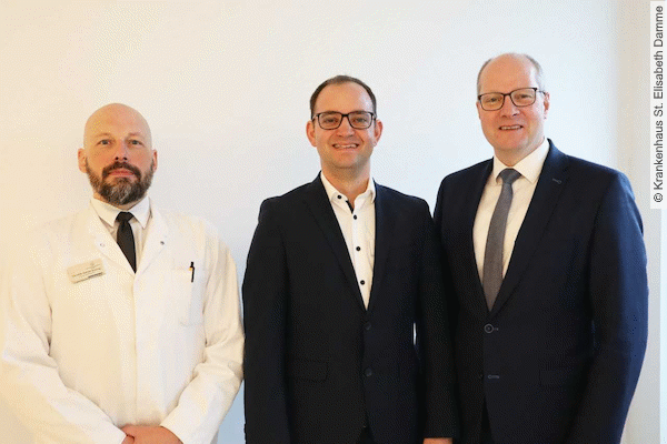 Ärztlicher Direktor Hendrik Schrey (links) und Geschäftsführer Michael gr. Hackmann (rechts) begrüßen Thomas Tönsing als neuen Pflegedienstleiter im Krankenhaus St. Elisabeth Damme. Foto: Krankenhaus Damme