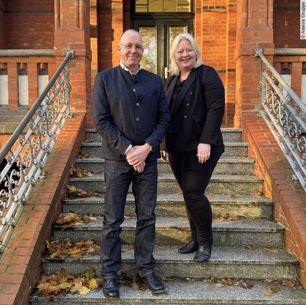 Katja Loesche, Regionalgeschäftsführerin AMEOS Nord, begrüßt Stefan Fiedler, neuer Krankenhausdirektor der AMEOS Einrichtungen in Vorpommern und stellvertretender Regionalgeschäftsführer der Region AMEOS Nord. Foto: Ameos