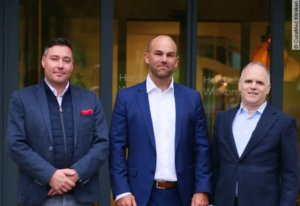 Von links nach rechts: Bernd M. Scheffold (Geschäftsführer/CEO), Marcus C. Müller (Geschäftsführer/COO) und Patrick Feller (Beiratsvorsitzender der CuraMed Klinikgruppe).Foto: CuraMed