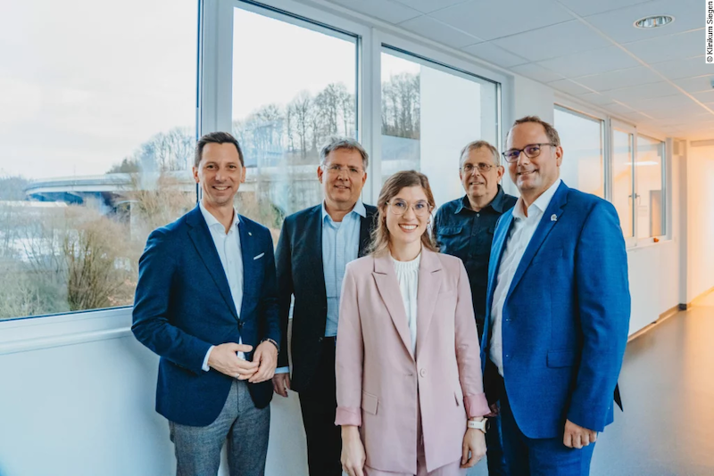 Von links: Landrat Andreas Müller, Geschäftsführer Ingo Fölsing, Kaufmännische Direktorin Anna de Nitto, Kaufmännischer Direktor Rainer Denker und Kaufmännischer Direktor Christian Lohmann. Foto: Klinikum Siegen