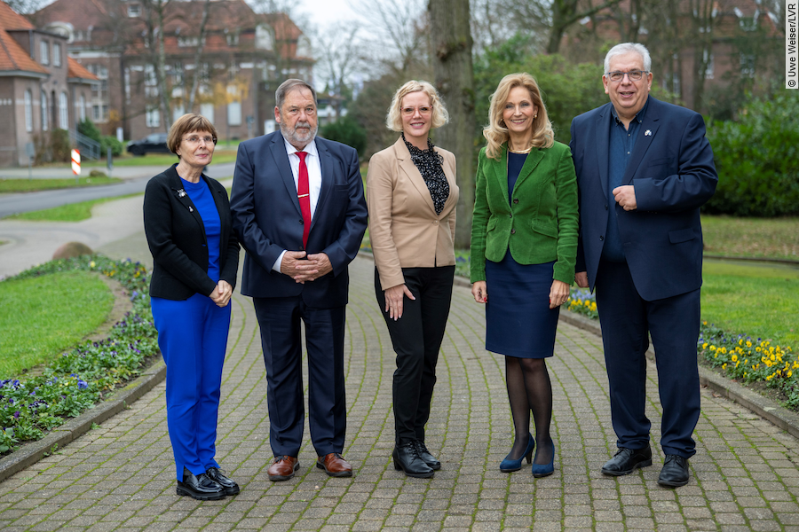 Von links nach rechts: Martina Wenzel-Jankowski (LVR-Dezernentin Klinikverbund und Verbund WohnenPlusLeben), Holger Höhmann (Kaufmännischer Direktor der LVR-Klinik Bedburg-Hau), Carola Bohlender (künftige Kaufmännische Direktorin der LVR-Klinik Bedburg-Hau), Ulrike Lubek (Direktorin des Landschaftsverbandes Rheinland) und Guntmar Kipphardt (Vorsitzender des Krankenhausausschusses).Foto: Uwe Weiser/LVR