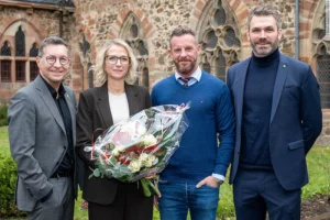 Von links: Jochen Schütz (Vitos Konzerngeschäftsführer Personal und Finanzen), Dr. Sven Krimmer (Ärztlicher Direktor) und Dr. Philipp Kirchner (Geschäftsführer Vitos Haina) begrüßen die neue Pflegedirektorin Stefanie Dersch-Turian. Foto: Mark Adel/Vitos Haina