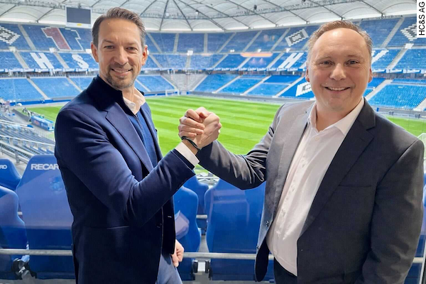 Zwei HSV-Fans, die ihre Zusammenarbeit im Volksparkstadion besiegelten: Dr. Nicolas Krämer (links) und Janko Beubler (rechts). Foto: HC&S AG