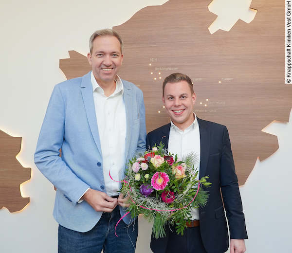 Andreas Schlüter (links), CEO der Knappschaft Kliniken GmbH, gratuliert Matthias Wagner, Geschäftsführer der Knappschaft Kliniken Vest GmbH, zu seiner neuen Aufgabe. Foto: Knappschaft Kliniken Vest