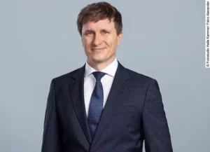 Kevin Pfaffner wird zum 1. August 2026 Kaufmännischer Direktor und stellvertretender Vorstandsvorsitzender am UKD. Foto: Fotostudio Helle Kammer / Falco Alexander