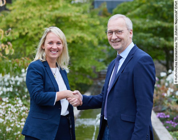 Wechsel an der Spitze der Kaufmännischen Leitung: Felix Grünebaum und Maria Silbermann. Foto: Katholisches Krankenhaus „St. Johann Nepomuk“ Erfurt