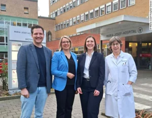 Laura Zupanc (2. v. r.) ist neue Kaufmännische Direktorin des Maria-Josef-Hospitals Greven; mit ihr im Bild Regionalgeschäftsführerin Annika Wolter (2. v. l.), Ärztliche Direktorin Kathrin Engels (r.) und Pflegedirektor Matthias Apken (l.). Foto: Maria-Josef-Hospital Greven Foto: Maria-Josef-Hospital Greven