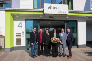 Bei der Begrüßung der neuen Pflegedirektorin Sabrina Jeckel (v. l. n. r.): Prof. Dr. med. Thomas Rechlin (Ärztlicher Direktor), Kreisbeigeordneter Matthias Schimpf, LWV-Landesdirektorin Susanne Simmler, Sabrina Jeckel, Geschäftsführer Ralf Schulz und Vitos-Konzerngeschäftsführer Jochen Schütz. Foto: Vitos Südhessen
