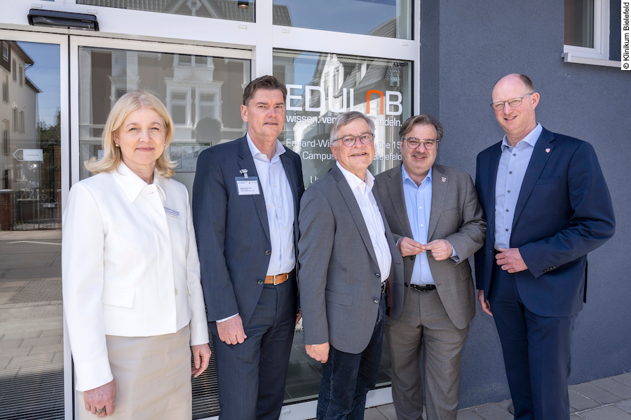 Für die Stärkung der medizinischen Versorgung in Bielefeld (v. l.): Prof. Dr. med. Annegret Kuhn, MBA (Medizinische Geschäftsführerin), Michael Ackermann (Kaufmännischer Geschäftsführer), Michael Weber (Gesellschaftervertreter Stadt Bielefeld), Vincenzo Copertino (Aufsichtsratsvorsitzender) und Thomas Tappe (Gesellschaftervertreter Stadt Halle/Westf.). Foto: Klinikum Bielefeld