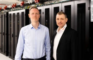 Von links: André Helm, Leiter Unternehmensentwicklung und Zentrales Projektmanagement, und Matthias Kunert, Informationssicherheitsbeauftragter der UMMD.Foto: Sarah Kossmann / UMMD
