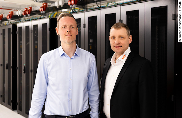 Von links: André Helm, Leiter Unternehmensentwicklung und Zentrales Projektmanagement, und Matthias Kunert, Informationssicherheitsbeauftragter der UMMD. Foto: Sarah Kossmann / UMMD