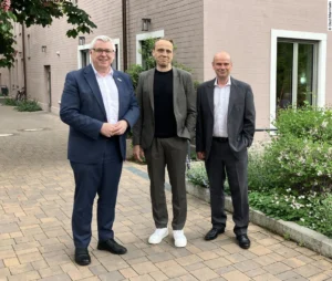 Von links: Thorsten Riehle, Sozialbürgermeister und Stiftungsratsvorsitzender, Sven Keitel, neuer Geschäftsführer des Katholischen Bürgerhospitals, und Boris Jarmuty, scheidender Geschäftsführer. Foto: Stadt Mannheim